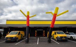 Feestelijke opening duurzame DHL CityHub in Zwanenburg, Giesbers