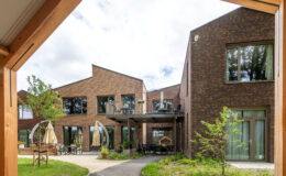 Laatste twee nieuwe woon/zorggebouwen voor bewoners Joachim en Anna gereed, Giesbers